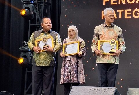 Gubernur Arinal Terima KUR Award 2023 dari Menko Perekonomian RI Airlangga Hartarto