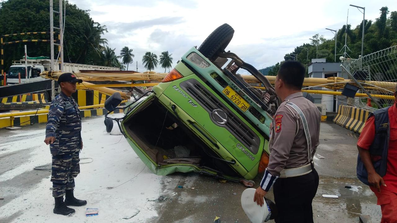 Rem Blong, Truk Bermuatan Sagu Terguling di Pelabuhan Bakauheni
