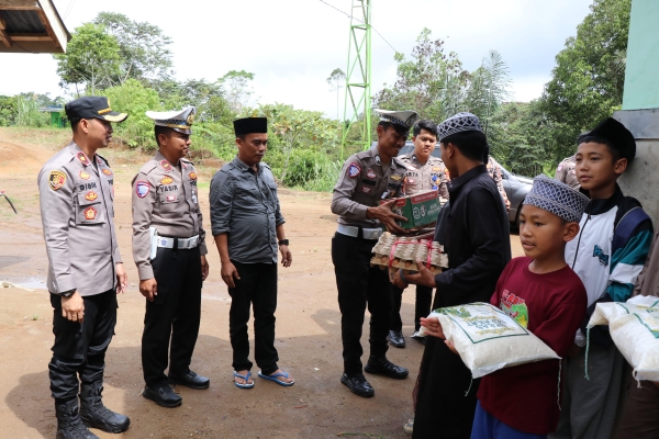 Polres Lampung Barat Berikan Bantuan Sosial dalam Rangka Bulan Ramadhan