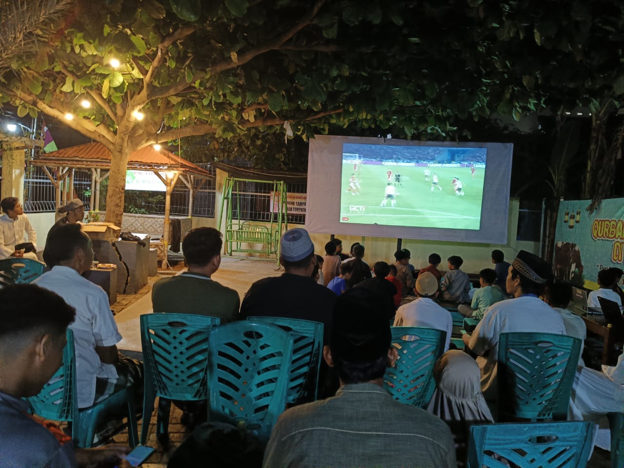 Warga Perum Bumi Puspa Kencana Gedong Meneng Rajabasa Sekitar Nobar Timnas Sambil Takbiran di Masjid Al Iman