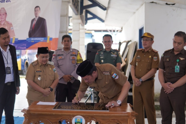 Bupati Dedi Irawan Resmikan Gapura Pasar Way Batu dan Serahkan Bantuan Tenda UMKM