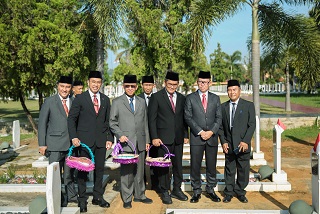 Sekdaprov Lampung Pimpin Ziarah Makam dalam Peringatan HUT ke-60