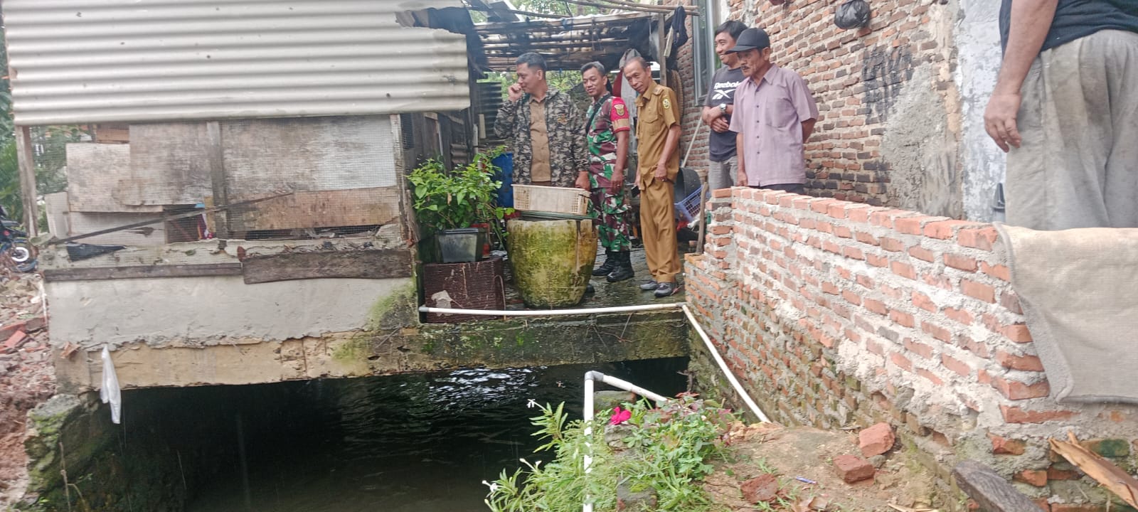 Lawan Banjir, Satgas Pemkot Bandar Lampung Sikat Bangunan di Atas Drainase
