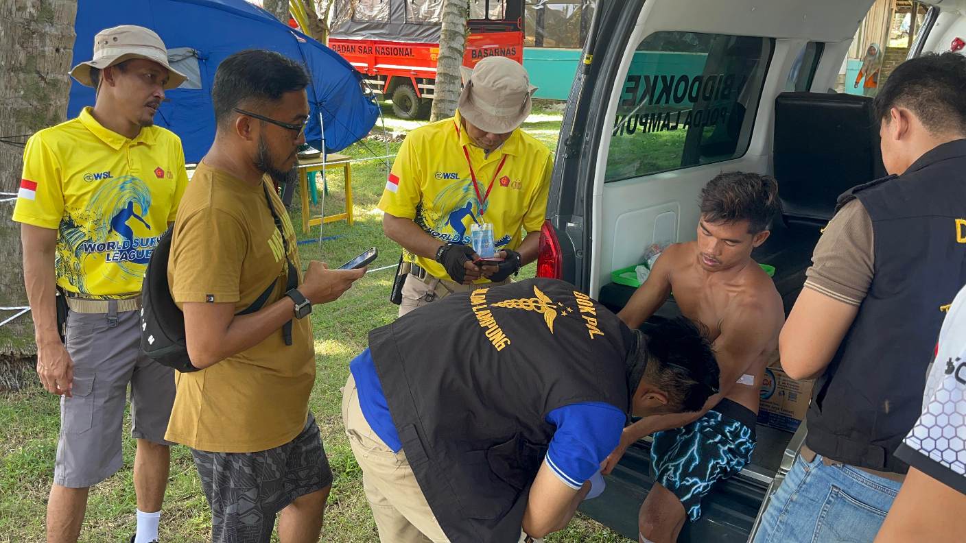 Respon Cepat Polisi Selamatkan Atlet Izrel Sahabat di Krui Pro WSL