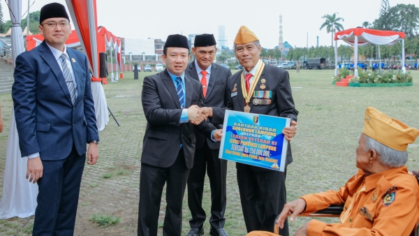 Sambut Hari Pahlawan, Pemprov Lampung Serahkan Bantuan untuk Veteran