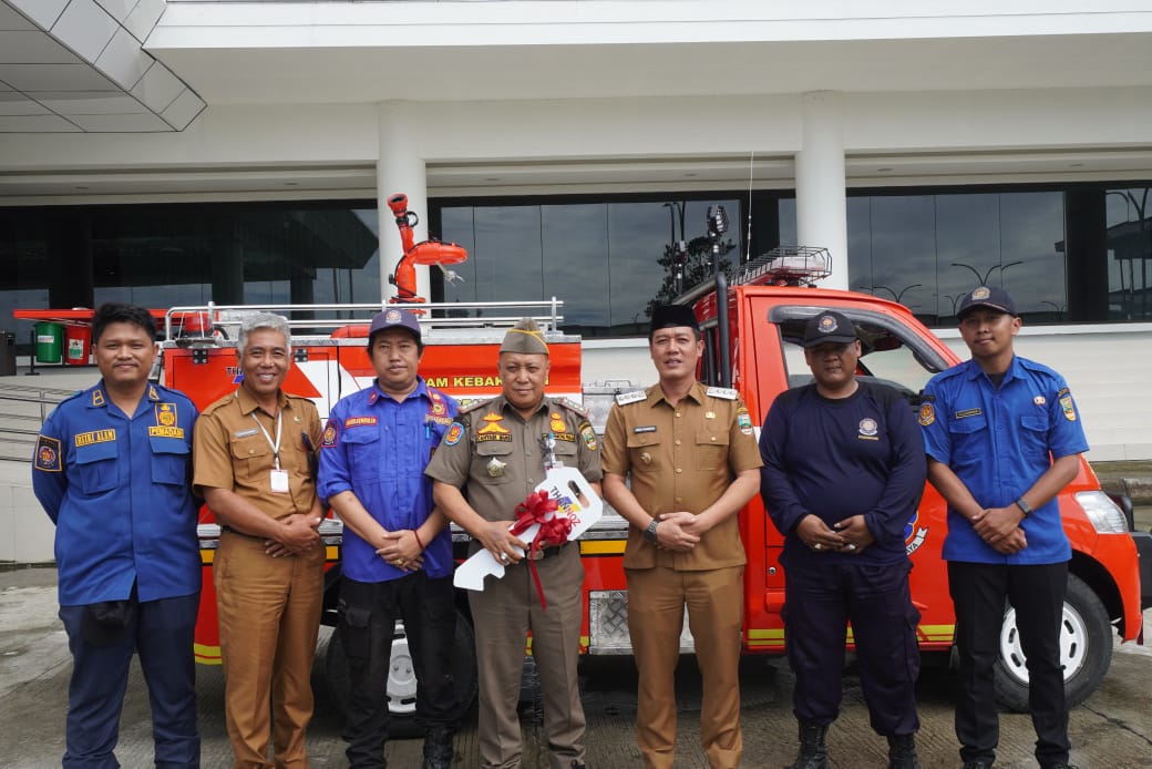 Tingkatkan Pelayanan Bencana, Bupati Serahkan Satu Unit Mobil Damkar Baru ke Satpol-PP Pesisir Barat