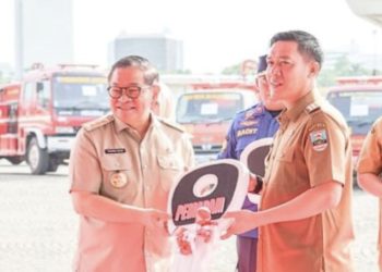 Bupati Dedi Irawan Terima Langsung Mobil Damkar Hibah Pemprov DKI di Monas