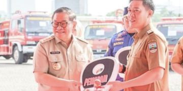 Bupati Dedi Irawan Terima Langsung Mobil Damkar Hibah Pemprov DKI di Monas