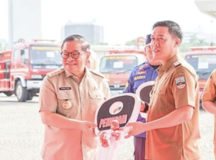 Bupati Dedi Irawan Terima Langsung Mobil Damkar Hibah Pemprov DKI di Monas