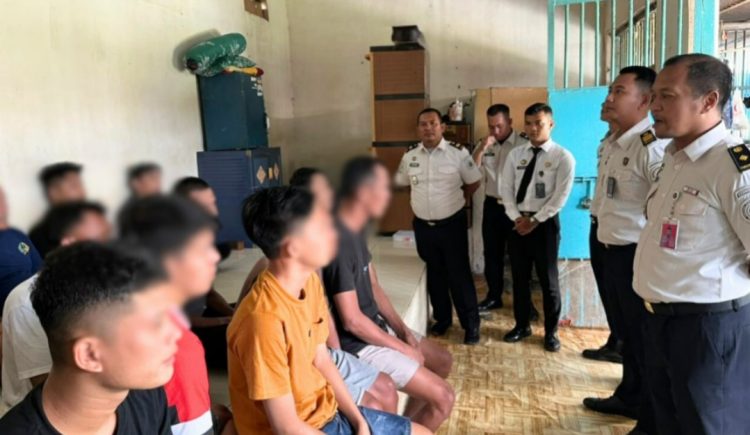 Berantas Narkoba dan HP, Tim Satopspatnal Lapas Kotaagung Sisir Kamar Hunian WBP