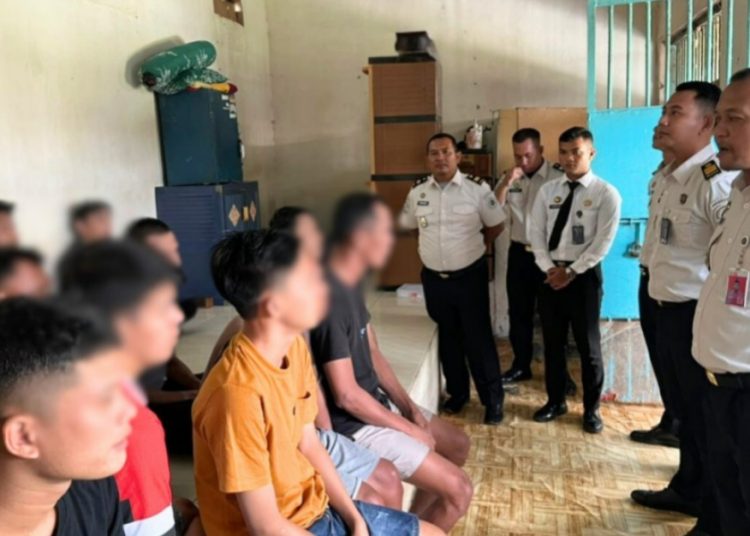 Berantas Narkoba dan HP, Tim Satopspatnal Lapas Kotaagung Sisir Kamar Hunian WBP
