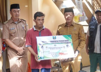 Bantu Warga Terdampak Kebakaran di Krui Selatan, Bupati Dedi Irawan Serahkan Uang Tunai dan Logistik