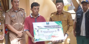 Bantu Warga Terdampak Kebakaran di Krui Selatan, Bupati Dedi Irawan Serahkan Uang Tunai dan Logistik