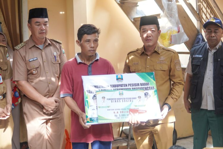 Bantu Warga Terdampak Kebakaran di Krui Selatan, Bupati Dedi Irawan Serahkan Uang Tunai dan Logistik