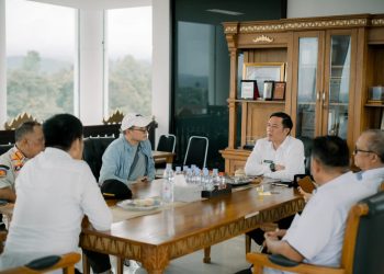 Pemerintah Kabupaten Pesisir Barat Gelar Audiensi Penanganan Dampak Terdamparnya Log Kayu