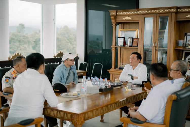 Pemerintah Kabupaten Pesisir Barat Gelar Audiensi Penanganan Dampak Terdamparnya Log Kayu