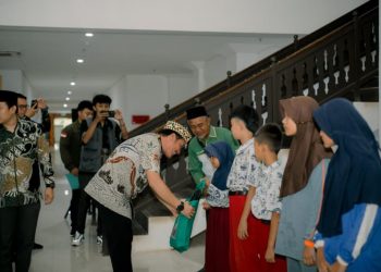 Pemkab Pesisir Barat Salurkan Santunan dan Alat Sekolah untuk 48 Anak Yatim Piatu