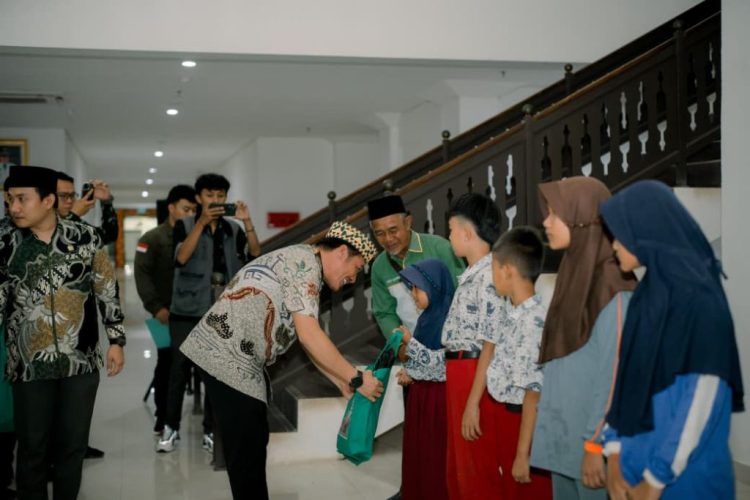 Pemkab Pesisir Barat Salurkan Santunan dan Alat Sekolah untuk 48 Anak Yatim Piatu