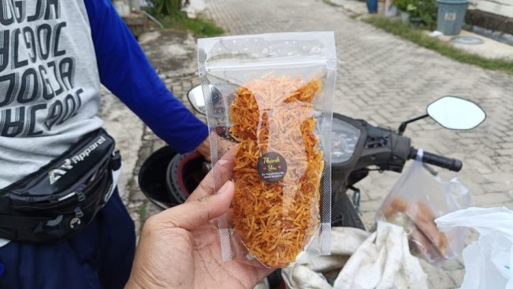 Geliat UMKM Rajabasa, Danu Pasarkan Camilan Homemade Warga Bumi Puspa Kencana