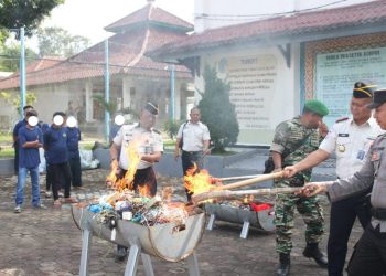 Lapas Kotaagung Musnahkan Barang Terlarang Hasil Penggeledahan Kamar Hunian