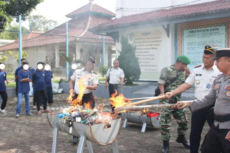 Lapas Kotaagung Musnahkan Barang Terlarang Hasil Penggeledahan Kamar Hunian