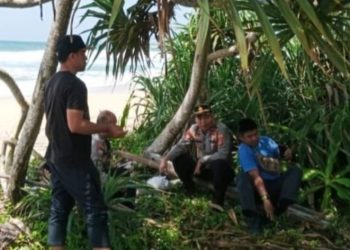 Polres Pesisir Barat Evakuasi Korban Tenggelam Akibat Perahu Terbalik