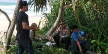 Polres Pesisir Barat Evakuasi Korban Tenggelam Akibat Perahu Terbalik