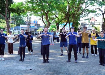 Kolaborasi ASN dan Delegasi AIYEP 2025 Meriahkan Senam Pagi Pemkab Lamsel