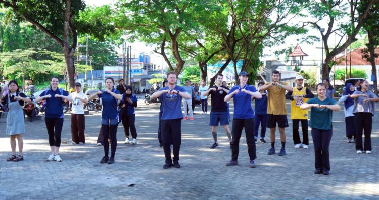 Kolaborasi ASN dan Delegasi AIYEP 2025 Meriahkan Senam Pagi Pemkab Lamsel