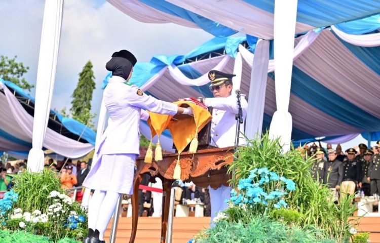 Bupati Egi Pimpin Upacara HUT RI Perdana di Menara Siger Bakauheni