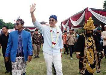 Dukung Pelestarian Tradisi, Bupati Egi Hadiri Pawai Budaya di Desa Fajar Baru