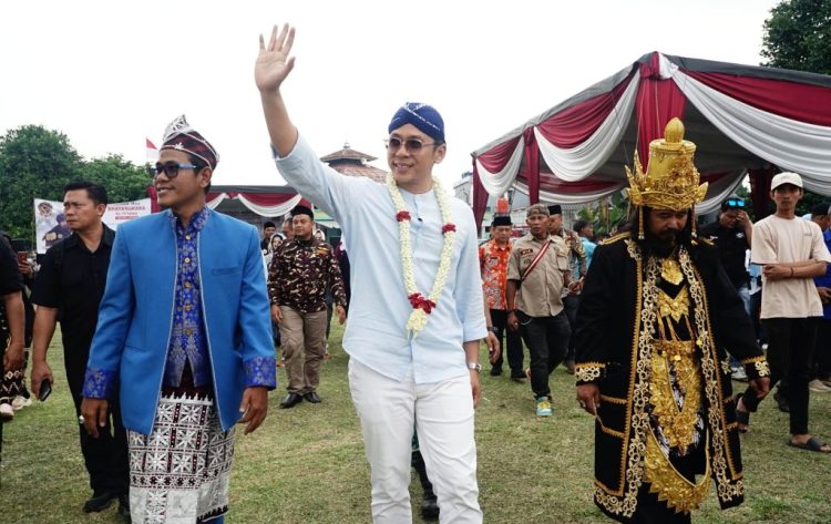 Dukung Pelestarian Tradisi, Bupati Egi Hadiri Pawai Budaya di Desa Fajar Baru