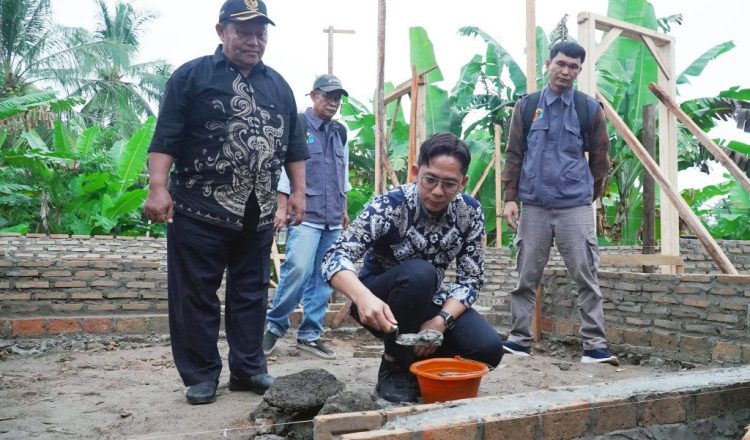 Bupati Egi Salurkan Bantuan Bedah Rumah untuk Warga Palas