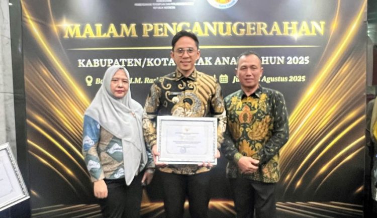 Bupati Egi Terima Penghargaan KLA 2025, Lampung Selatan Naik Poin Penilaian