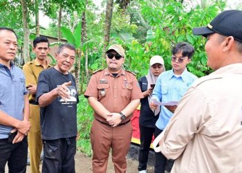 Bukan Protes, Tapi Peduli! Aksi Warga Merbau Mataram Cat Jembatan Rusak Direspons Positif, Camat: Perbaikan Sudah Masuk Agenda Tahun Ini!