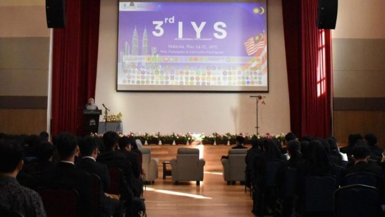 Universitas Lampung Mahasiswi Unila Sabet Medali Perak pada Ajang Esai Internasional di Malaysia