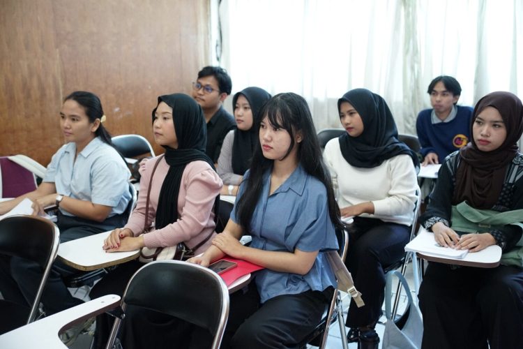 UPA Bahasa Unila Gelar Kelas Duolingo Tingkatkan Kemampuan Bahasa Inggris Mahasiswa