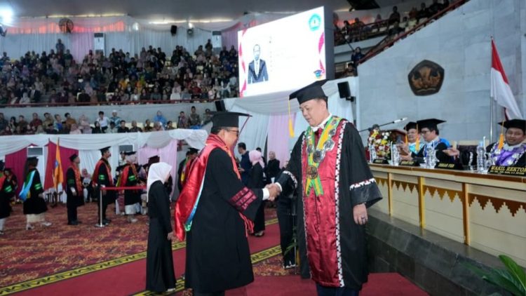 Unila Mewisuda 973 Mahasiswa Periode I TA 2025/2026