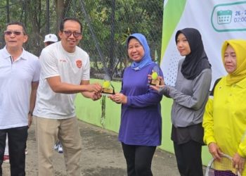 Main Gemilang, Rektor Unila Juarai Turnamen Tenis Civitas Akademika