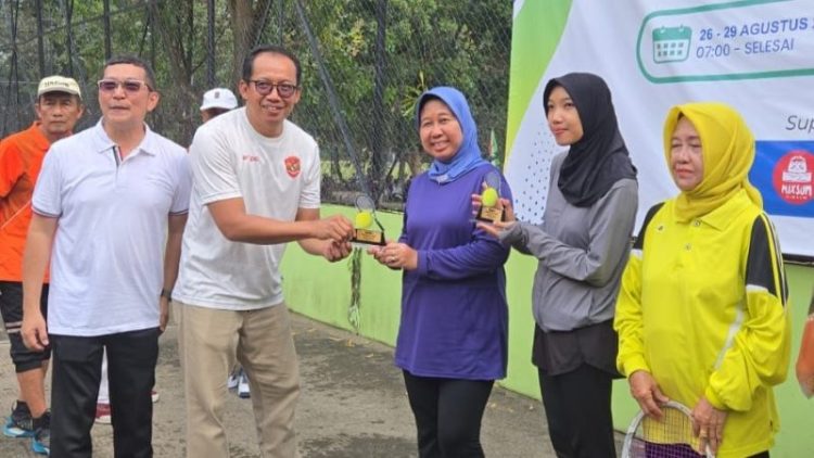 Main Gemilang, Rektor Unila Juarai Turnamen Tenis Civitas Akademika