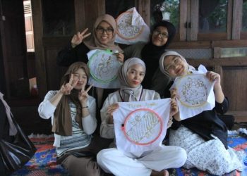 Peserta Summer Camp FKIP Unila Belajar Batik Tulis Lampung