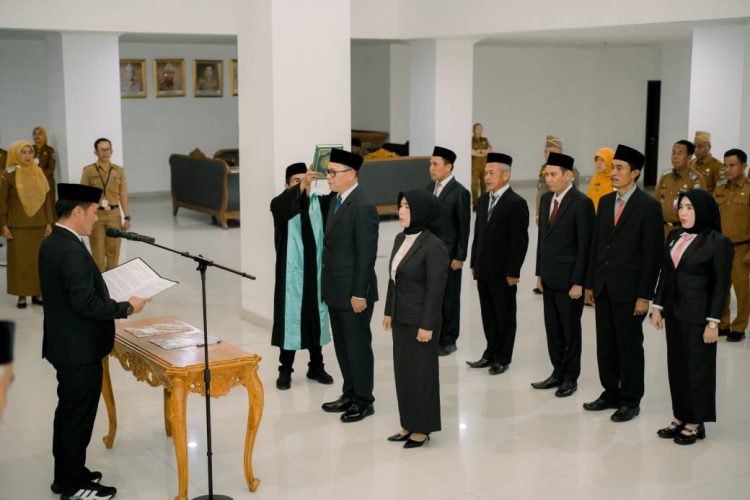 Resmi, Bupati Pesisir Barat Lantik Pejabat Pimpinan Tinggi Pratama Pemkab Pesibar