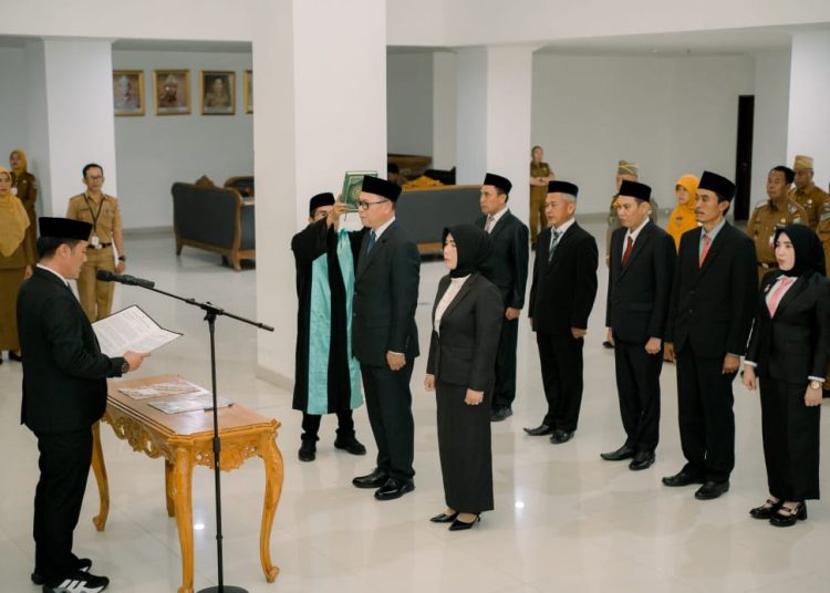 Resmi, Bupati Pesisir Barat Lantik Pejabat Pimpinan Tinggi Pratama Pemkab Pesibar