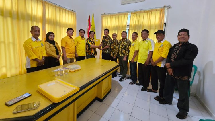 Darlian Pone Kembalikan Formulir Pendaftaran Calon Ketua DPD Partai Golkar Kabupaten Way Kanan