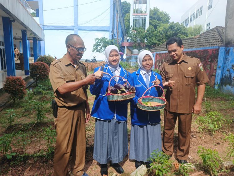 Guru SMKN 2 Palembang Hidupkan Lahan Tidur untuk Ketahanan Pangan Sekolah