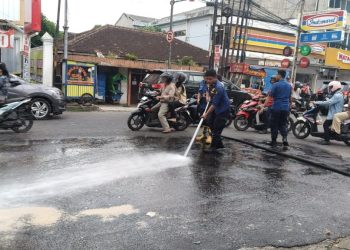 Respons Cepat DAMKAR Bandar Lampung Atasi Tumpahan Oli di Jalan Wolter Monginsidi