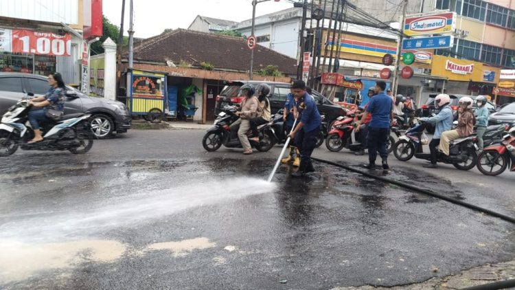Respons Cepat DAMKAR Bandar Lampung Atasi Tumpahan Oli di Jalan Wolter Monginsidi