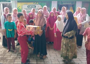 Peringati Isra Mi’raj, SDN Tamansari II Dringu Salurkan Bantuan ke Panti Asuhan Hidayatul Islam