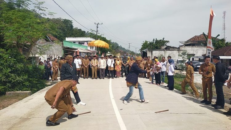 Bupati Tanggamus dan DPR RI Mulai Pembangunan Jalan Strategis di Kecamatan Semaka