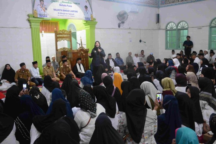 Eva Dwiana Awali Safari Ramadhan 1446 H di Masjid At Tajriyah Bandar Lampung